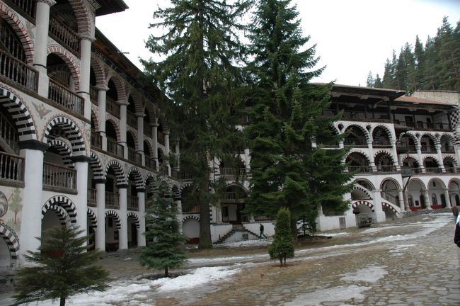 残雪の見られる回廊です。とても静かですが、夏のハイシーズンの頃には、沢山の観光客で賑わうそうです。