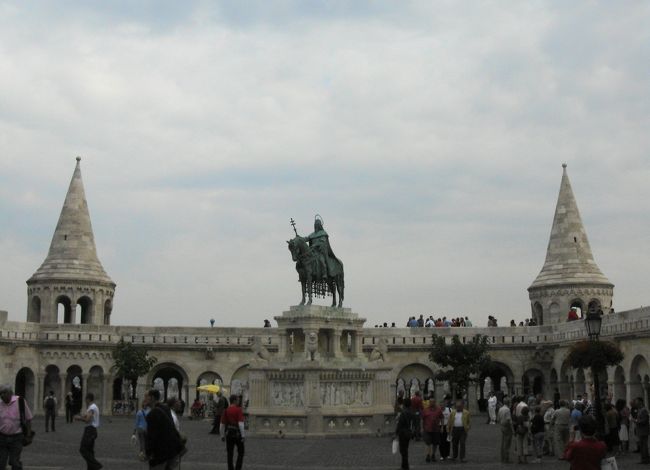 白い尖塔の間が回廊になっています。