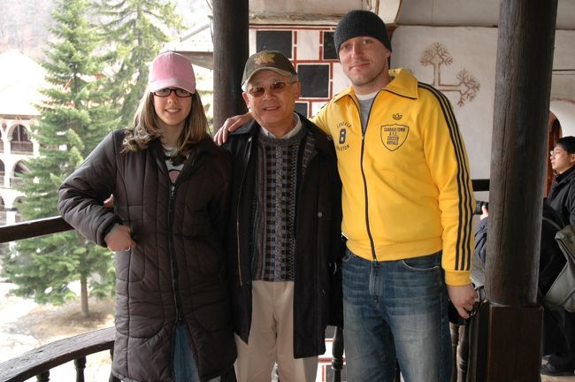 展望台で地元の若者と仲良く。