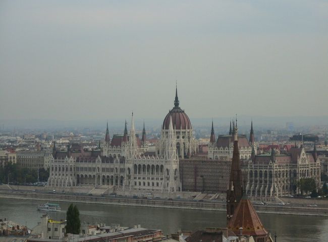 回廊に上がってみました。<br />あらら・・・眺めが美しい！<br />ドナウ川対岸に国会議事堂が見えます。ちょっと雲行きが怪しいけれど、晴天だったら素晴らしいだろうなぁ〜！と隣を向くと・・・<br />