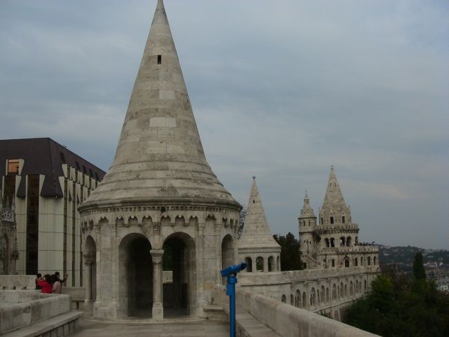 この尖塔も真っ青な空の下で見られたらどれだけ美しいことでしょう。まあ、雨じゃないので贅沢は言いません。