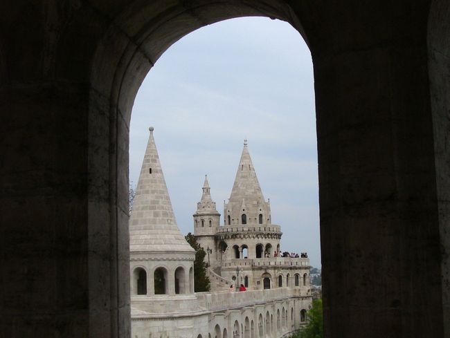 尖塔アーチから覗いて見ます。