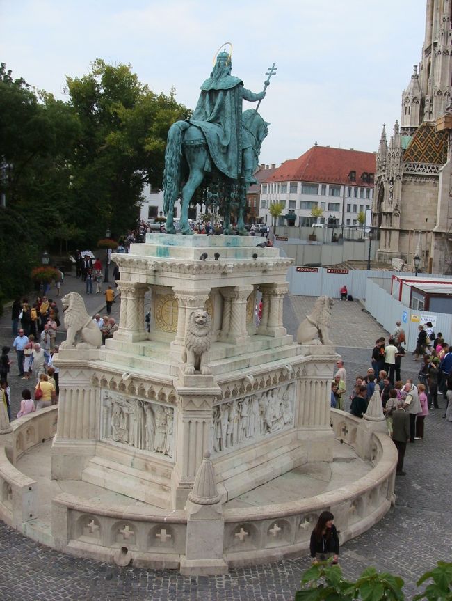 上から騎馬像を見下ろしています。