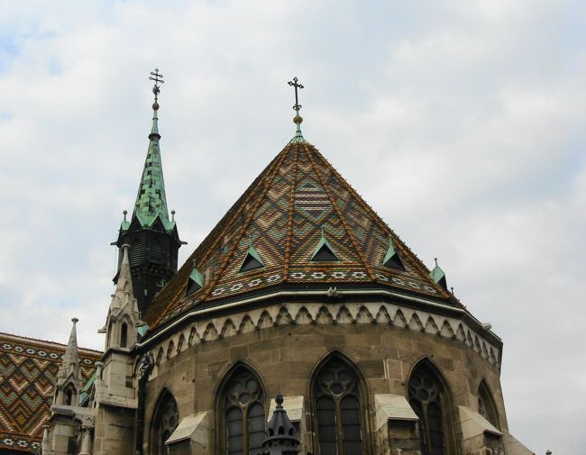 この教会の屋根はタイル貼りだそうです。細かくて独特な模様です。