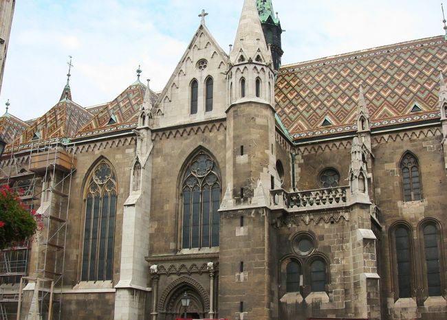 下へ降りて教会を写してます。