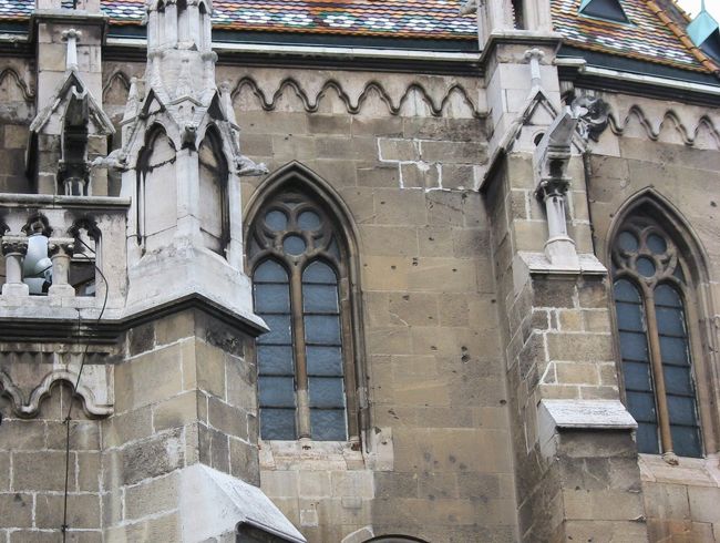 教会の外壁には戦争中の弾痕があります。痛々しいけど、残す事に意味がありますね。