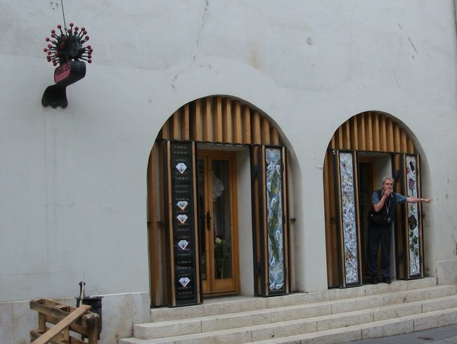 マーチャーシュ教会を出てヒルトンホテルの通りを歩いて行くとお土産物やさんがあります。<br />ハンガリーの民芸品や食器などを売っているショップです。現地ガイドさんの案内です。入口でガイドさんが「どうぞ！」と上手な日本語で案内してくれます。<br />ここは日本円が使えますが、おつりはフォリントできます。