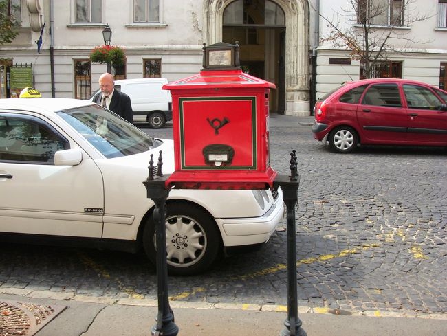 通りで見かけた赤いポスト！形が可愛いです。