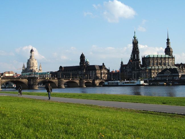 アウグストゥス橋の脇からエルベ川の河川敷に降りることができます。ここから見るドレスデン旧市街の風景は正に絶景！の一言。この芝生の上に座って1時間くらいボーっとしていました。何もかも忘れてその風景に浸る、自分の旅行の中で最も大切にしたい時間です。<br /><br />周りには絵を描いている人、ジョギングしている人などがいて、地元の人の憩いの場となっていました。観光客はああまり来ないようですが、ドレスデンまで来てこの景色を見ないのはもったいない！！