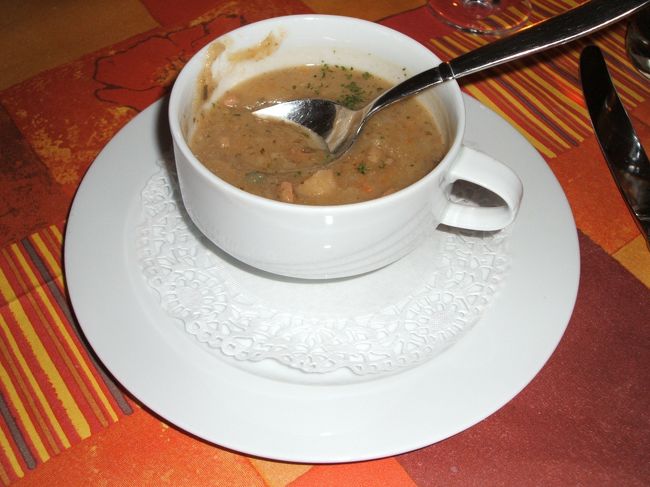 歩きつかれたところでアルトマルクト広場まで戻り、入りやすそうな雰囲気だったJEVERというレストランで夕食を食べます。まず頼んだのは、ザクセン風ポテトとソーセージのスープ。ソーセージを細かく切ってスープに入れる習慣って日本にはなかなかないんですが、いけますよ〜！！