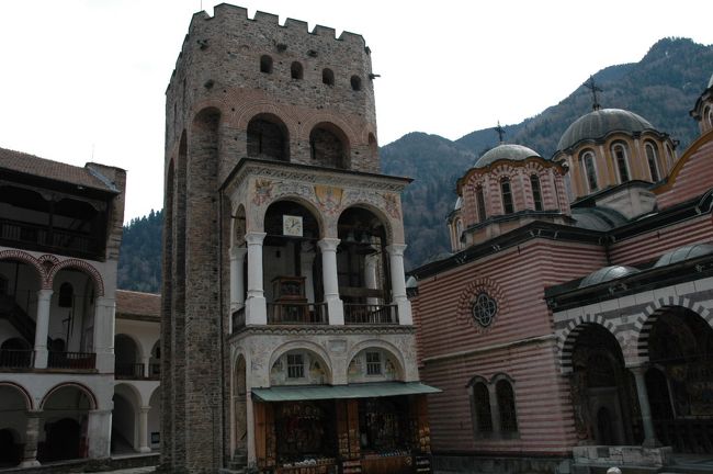 聖母誕生教会のはずれに高い塔が建っています。フレリョの塔と言い、１８３３年の火災を免れています。