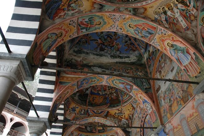 聖母誕生教会の外壁や天井に立派なフレスコ画が色彩豊かに描かれています。アーチの白と黒の横縞模様とのコントラストが印象的です。