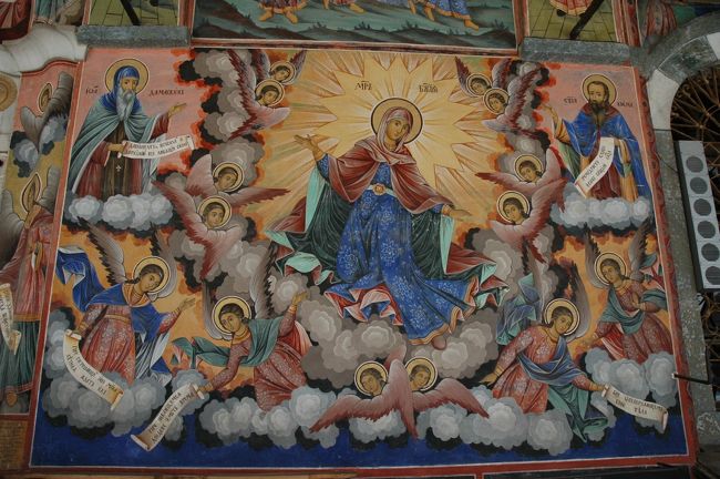 聖母誕生教会の外壁に描かれている色鮮やかなフレスコ画です。