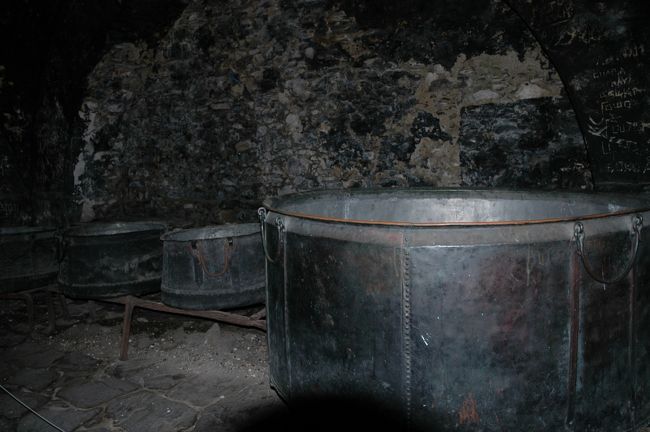 昔、この僧院で生活していた鍋、釜などが展示されています。