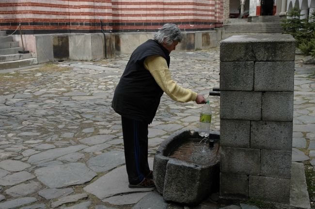 僧院で水を汲んでいる女性です。