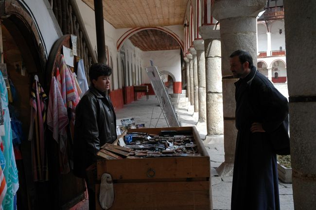 売店に立ち寄る僧侶です。