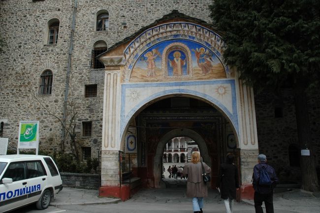 バスを降りてから、この門をくぐってリラの僧院に着きます。