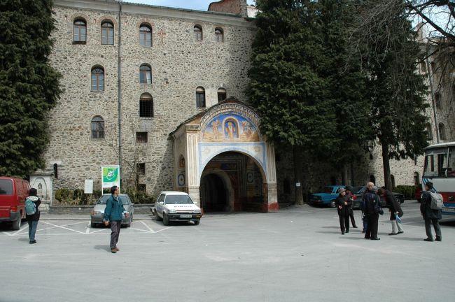 リラの僧院の前の広場で、向こうには門が見えます。