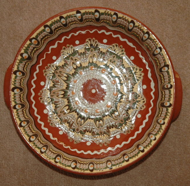 ブルガリアで買って帰った食器の一つです。直径約３０ｃｍのグラタンをつくるのに丁度いい具合の食器です。周囲には「眼」が描かれています。この「眼」のデザインがブルガリアの食器の特徴なのです。普段、愛用しています。