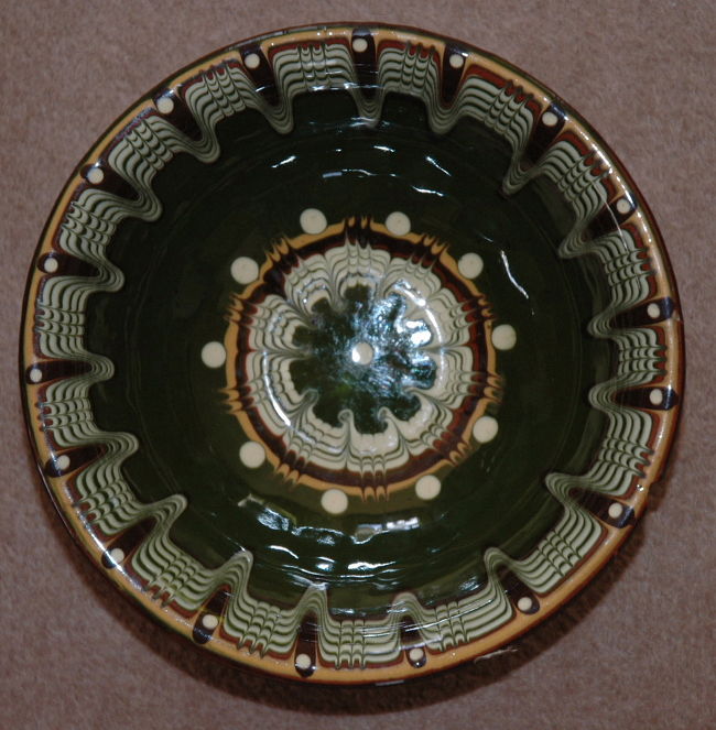 ブルガリアで買って帰った食器の一つです。直径約１５ｃｍの器で、毎朝、ヨーグルトを盛るのに使用しています。周囲の白い丸が並んでいますが、これが「眼」を表現しているのです。