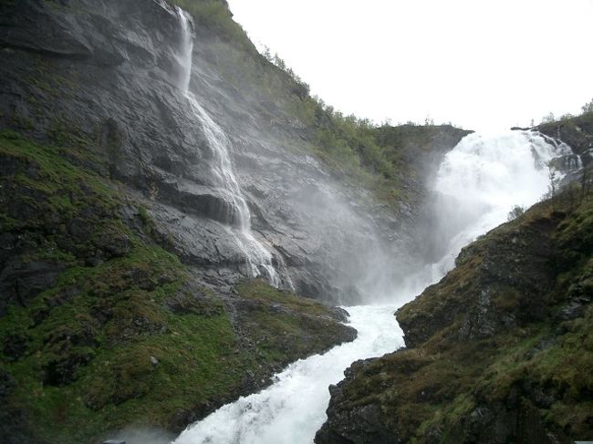 世界一長く、深いフィヨルドがソグネフィヨルドでその最奥部のアウランフィヨルドのその源流となるのがこのヒョース滝。高さは93m。ミュルダール駅からのフロム鉄道も滝をのぞむ鉄橋の上で10分の停車をしてくれます。