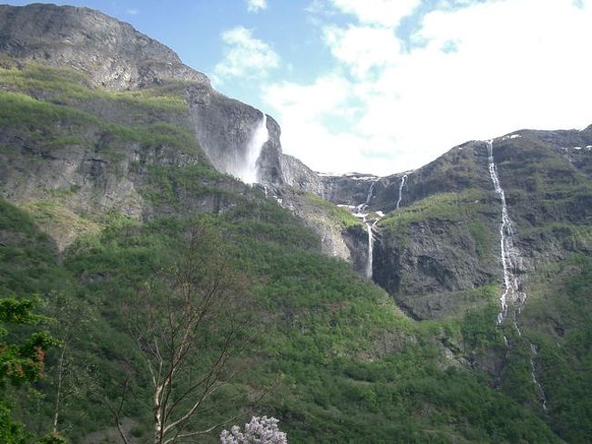 「天空の滝」<br />見上げる頭上かなたから落下する滝。