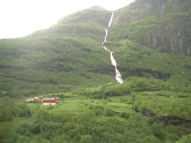 崖にへばりつくようにフロム鉄道は建設されています。よくもまぁこんなところに線路を敷いたものだと感心するほど。<br /><br />これは対岸に現れた滝です。かなりの水量をもつようです。<br />「昇竜の滝」と僕が命名。