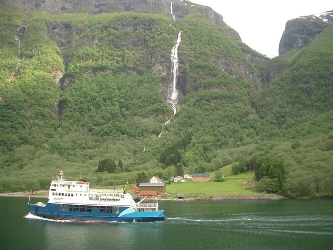 滝を眺めながら暮らす家がありました。僕にとっては理想的？？いやこの辺鄙さはちょっとつらいもんがあります！<br /><br />アウランフィヨルドのフェリーから。