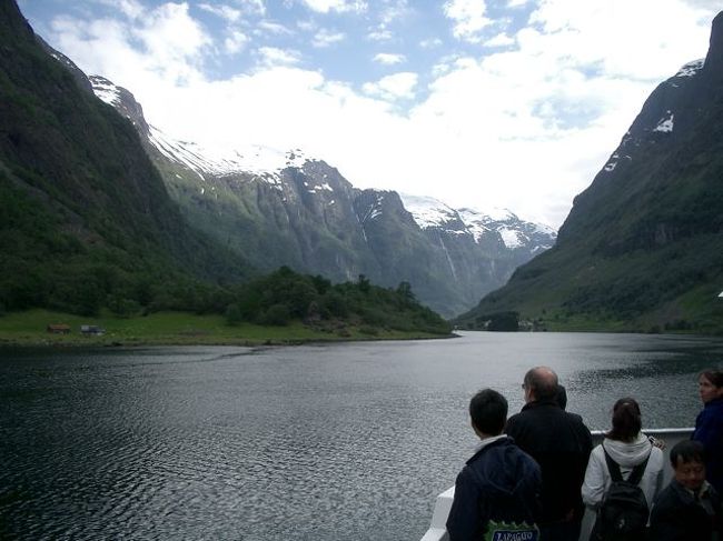 ソグネフィヨルドは日本人観光客に人気のコースで船内には大勢のおばさんたちがいて、ちょっと藤山直美さんに似た関西弁の人なつっこいおばちゃんが「ちょっと、アンタ日本から来はったん？お煎餅食べへんか？かりん糖もあるでぇ。」<br /><br />フィヨルドの静けさに響くかりん糖のポリポリポリの音。