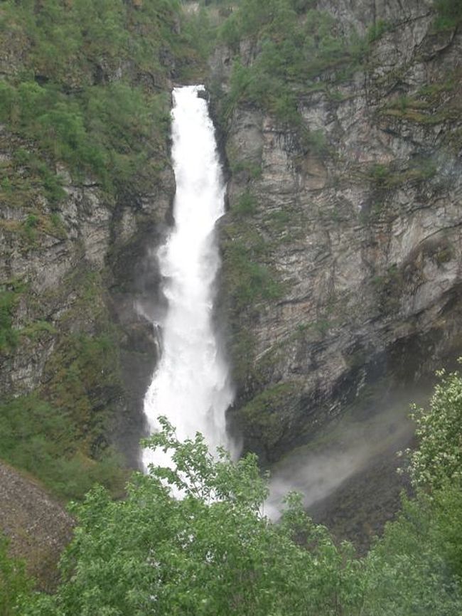 スタルハイムの滝<br />バスはこの滝を見下ろしながら断崖絶壁の狭い道をぐんぐん登って行き、ほとんどの乗客はヒヤヒヤもんで滝の眺めどころではなかったです。（自分も含めて）この写真でも滝ツボの谷はかなり深いでしょ。でも道路の端っこにはブロックみたいな石がところどころに置いてあるだけでガードレールがないのだから！