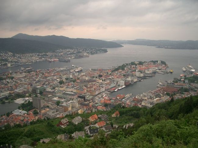 さて、ここでしばらく滝から離れてベルゲンに到着です。17世紀のハンザ同盟の歴史をとどめるブリッゲンの商業建築物群がユネスコの世界遺産の指定をうけています。