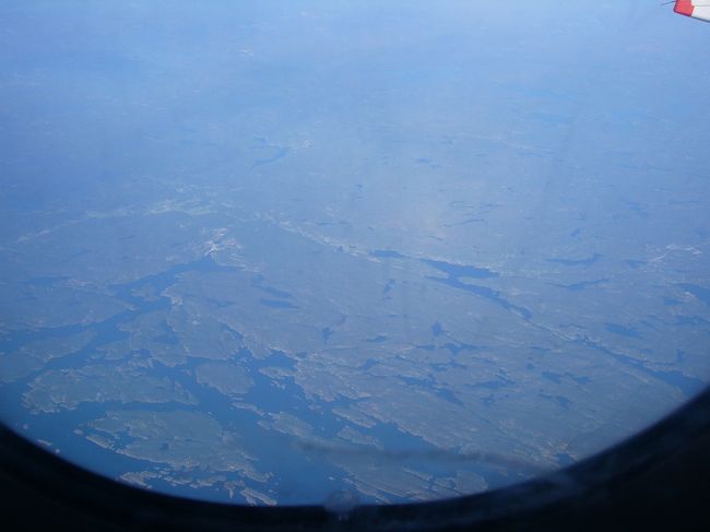 ロンドンを8時前に出発。<br />ノルウェーのスタヴァンゲル辺りの上空。<br />フィヨルドしてます。<br />オスロが近づいてきました。<br />2時間ほどのフライトですが、パニーニとヨーグルト、フルーツの軽食が出ます。<br />英国航空は、ＣＡさんもフレンドリーだし（男性ＣＡも多いです）ヨーロッパ内のフライトでも軽食が出るし、なかなかお気に入りです。<br /><br /><br />