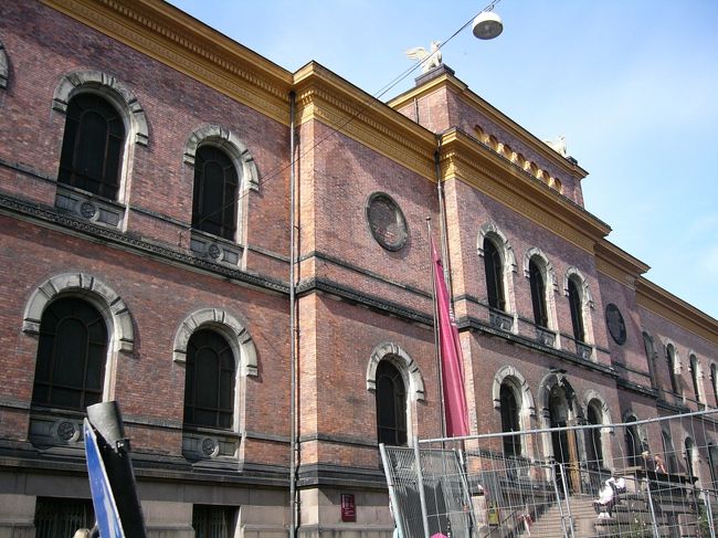 オスロには、10時50分頃到着。<br />入国審査の列が長くて、空港の外に出たのは、11時20分頃。<br />空港からは、高速列車、バス、ローカル列車があります。高速列車は、15分くらいでオスロ中央駅に到着しましが、片道160NOK。ローカル列車は、30分くらいで<br />82NOK。急ぐ必要もなかったので、ローカル列車に乗りました。<br />オスロ中央駅で、ネットで予約した切符を受取とフィヨルド観光の列車、フェリー、バスの切符のセット買いました。<br />切符を買って、まずは、荷物を預けに宿へ向かいます。この日の宿は、「歩き方」に載ってた「Anker Hostel」。6人のドミトリーで175NOKでした。キッチン、トイレ、シャワーつきで、部屋も広めで、清潔でした。<br />荷物を預けて、国立美術館へ向かいます。<br />ムンクの「叫び」を見たかったのですが、見つけることができませんでした。<br />旅行に行く数日前に、「盗まれていたムンクの「叫び」が見つかって、本物か鑑定後、また展示される」というのをニュースで見たので、「鑑定中だから今は展示されてないんだ」と勝手に思い込み、館員の人に場所を聞くこともなく、美術館をあとにしてしまいました。<br />