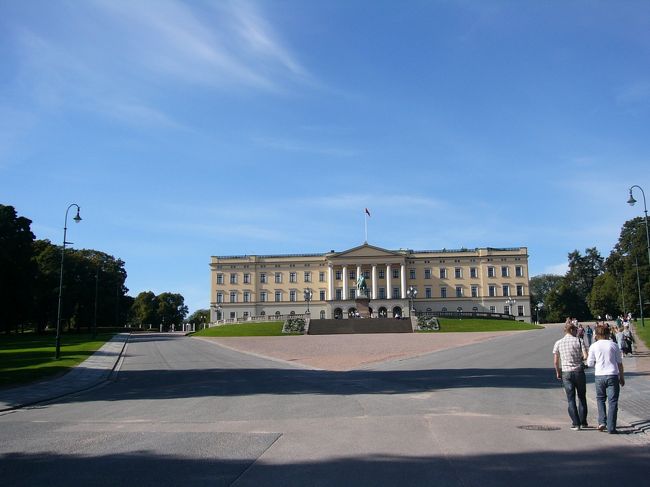 <br />次は、王宮へ向かいます。<br />入り口のところには、衛兵さんが立っていますが、そんな少人数で大丈夫？と思うくらいの人数で、ここが本当に王宮？と思うのんびりした所でした。<br /><br /><br />