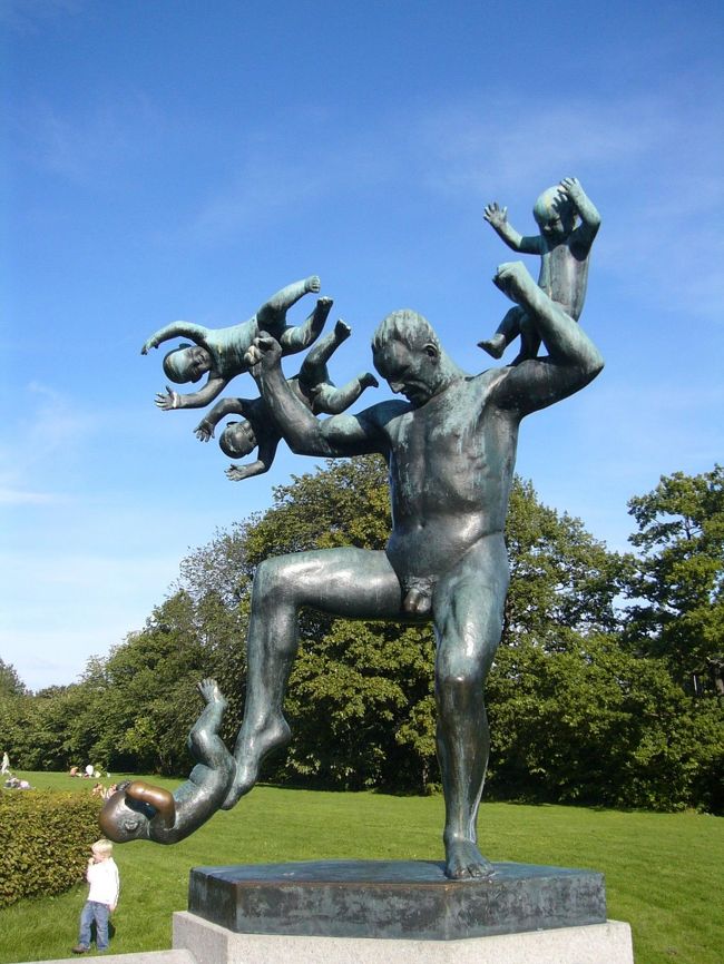 その２。<br />男性の腕や足にくっついてる子供を跳ね除けてる男性の表情は、かなり怖いです。<br />男性の怖い表情とは逆に子供達は喜んでる表情でした。