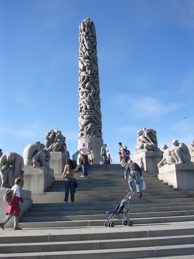 公園のシンボル、モノリッテン。<br />遠くから見ると、普通の塔です。