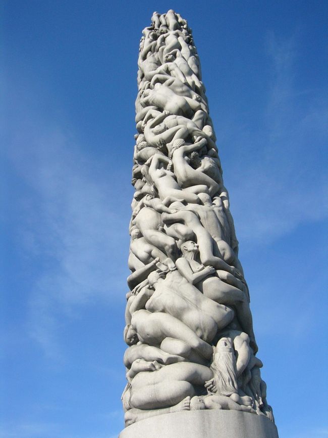 近づいて見ると、複雑に人が絡みあっていて、かなり不気味。彫刻とはいえ、下の方の人が気の毒になりました。