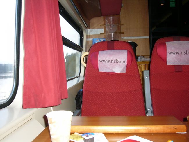 2006年9月11日（月）<br />この日は、オスロを出発し、ソグネフィヨルドを観光します。<br />オスロ6時35分〜ミュルダール11時41分（国鉄）<br />ミュルダール12時11分〜フロム13時5分（フロム鉄道）<br />フロム13時20分〜グドヴァンゲン15時20分（ﾌｪﾘｰ）<br />グドヴァンゲン15時30分〜ヴォス16時50分（バス）<br />という行程です。<br />ミュルダールまでは、国鉄のHPで切符を予約し、現地で発券してもらいました。<br />普通運賃が577NOKですが、Miniprisというネット限定の切符だと2等席199NOKで購入できます。<br />私が購入したときは、2等席は売り切れていたのか購入できず、1等席を274NOKで購入しました。<br />（このサイトで、質問に答えていただいた方ありがとうございました。無事購入できました。）<br />1等席だとコーヒー、紅茶がセルフで飲み放題です。<br />