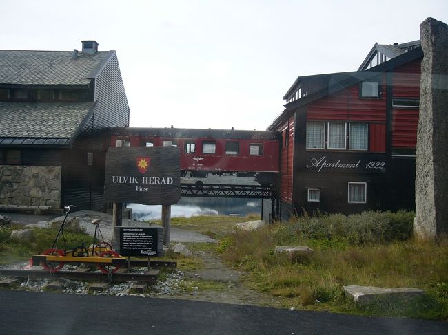 駅の前には、ホテルらしきものがあり、建物の間に古い列車が使われていました。