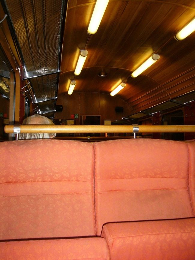 フロム鉄道の車内。<br />車内は空いていたので、「右に○○が見えます」「左に××が見えます」というアナウンスがある度にみんな席を移動してました。