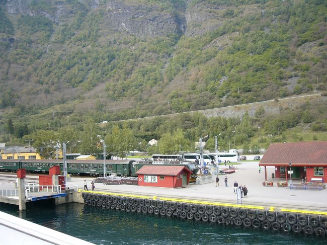 フロム駅に到着し、ここからは、ﾌｪﾘｰに乗ります。