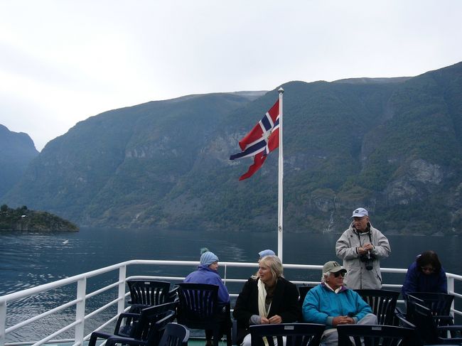 かなり寒かったのですが、ずっと甲板で外を眺めました。