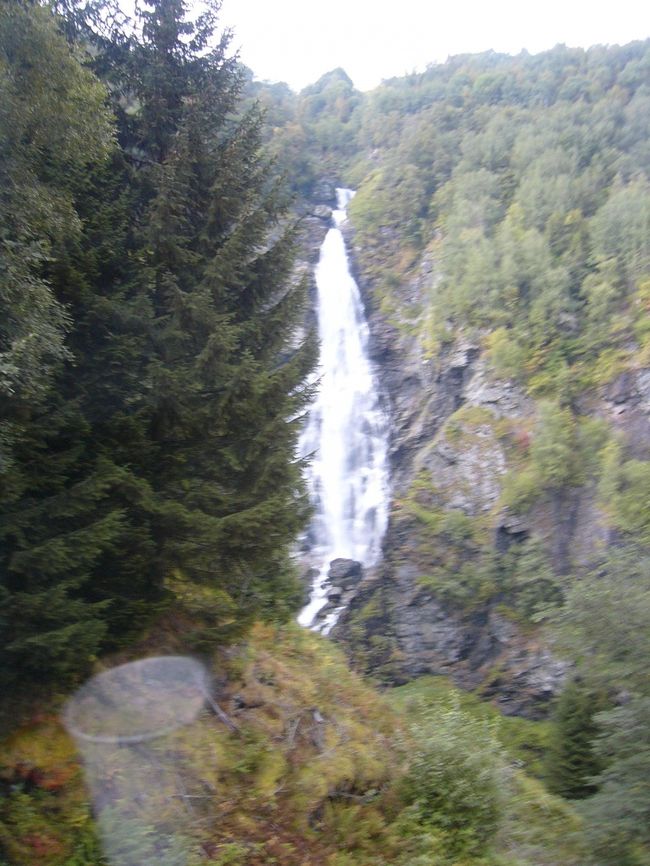 グドヴァンゲンにフェリーが到着すると、バスが待っているので、そこからバスに乗ります。<br />このルートの景色は、特に期待してなかったのですが、滝があったり、湖の近くを通ったり、なかなかでした。