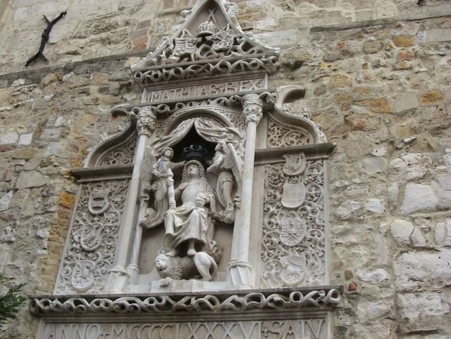 漁夫の砦の近くにあるヒルトンホテルは昔、教会だったそうで、現在でも当時の壁が一部に残してあります。