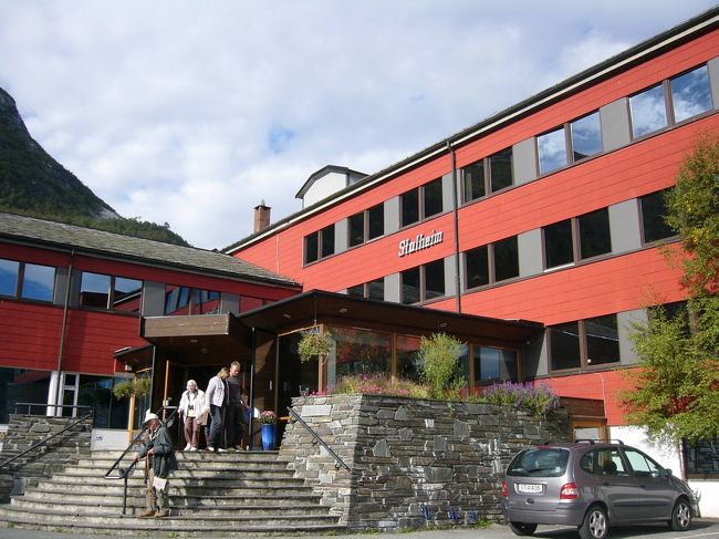 スタルハイム・ホテルです。<br />ここでバスを降りて、このホテルに泊まるという人もいました。