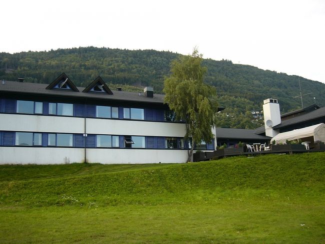 この日は、ヴォスのユースホステルに泊まります。<br />駅から５，６分で、湖の前にあるきれいなユースです。1泊210NOK（朝食付き）でした。