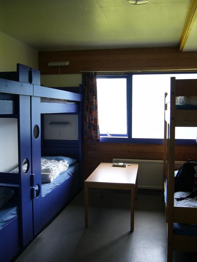 ユースの部屋。<br />部屋からも湖が眺められて、なかなかです。<br />6人部屋で、夜９時過ぎまで私1人だったので「今夜は、ドミトリーの料金でシングルに泊まれて、ラッキー」と思いながら寝てたら、同室の人が2人が到着して、ちょっと残念でした。