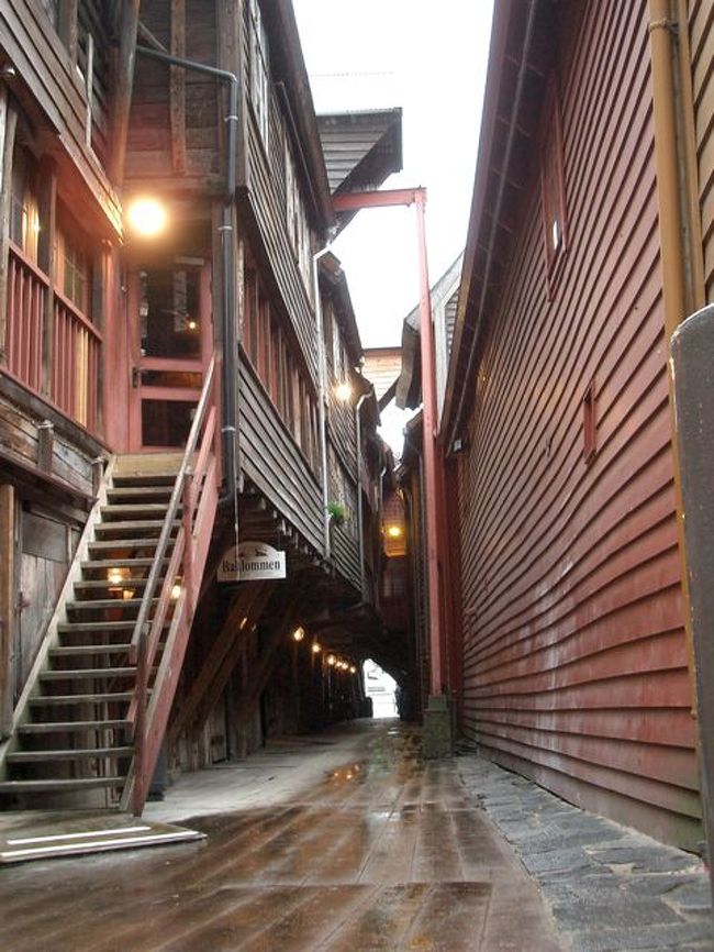 路地に入るとこんなふうです。道も木なんです。同じ世界遺産の白川郷に行ったとき、「火に弱い白川郷」という防火の看板を見かけましたが、ここはもっと弱そう！