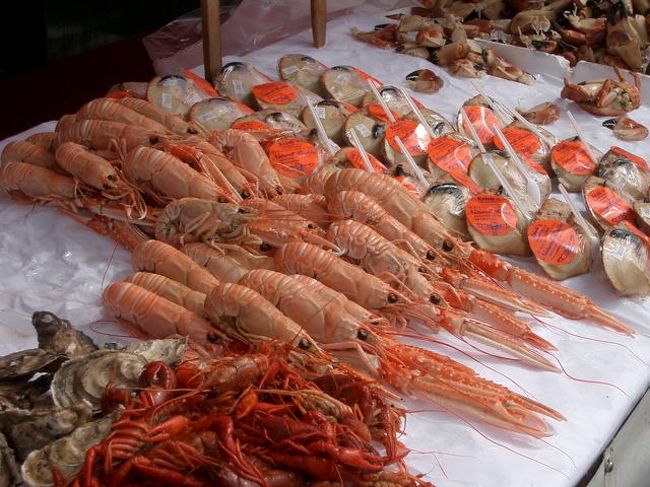 ベルゲンのもうひとつの魅力は新鮮なシーフード。市場があってゆでた海老を買ってランチにしました。
