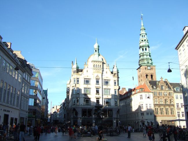 歩行者天国、ストロイエ中心<br />この時期、あちらこちらでJAZZフェスティバルが催されていました。<br />わたしも陽気な雰囲気にワクワク！<br /><br />無料自転車で街を回ってみたかったのですが、人気なのか残念ながら見つけることができませんでした。。<br />それにしても、自転車専用道路があるのはさすが環境先進国です！